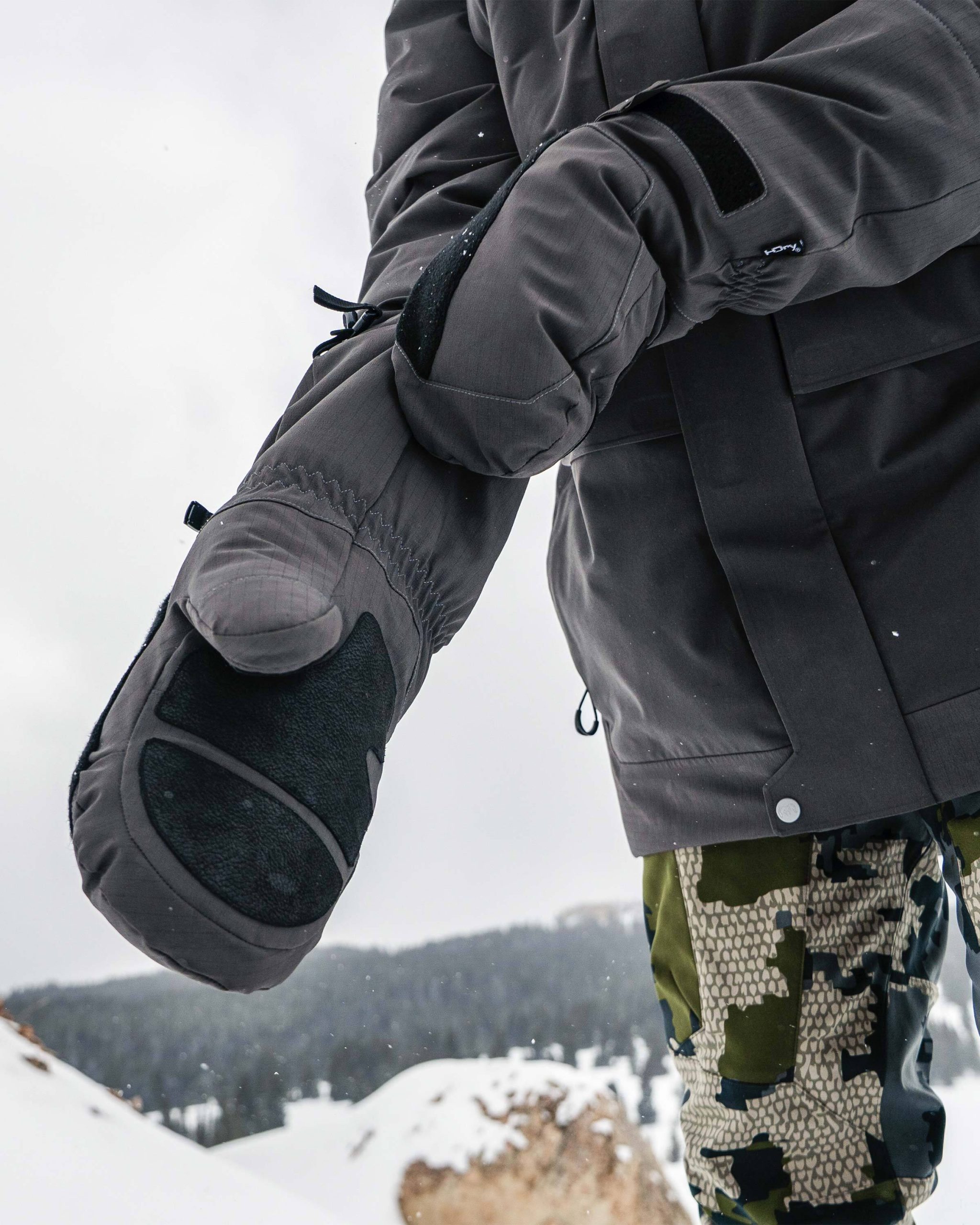 Super Down Arktuk Mitt | Asphalt - Image 7